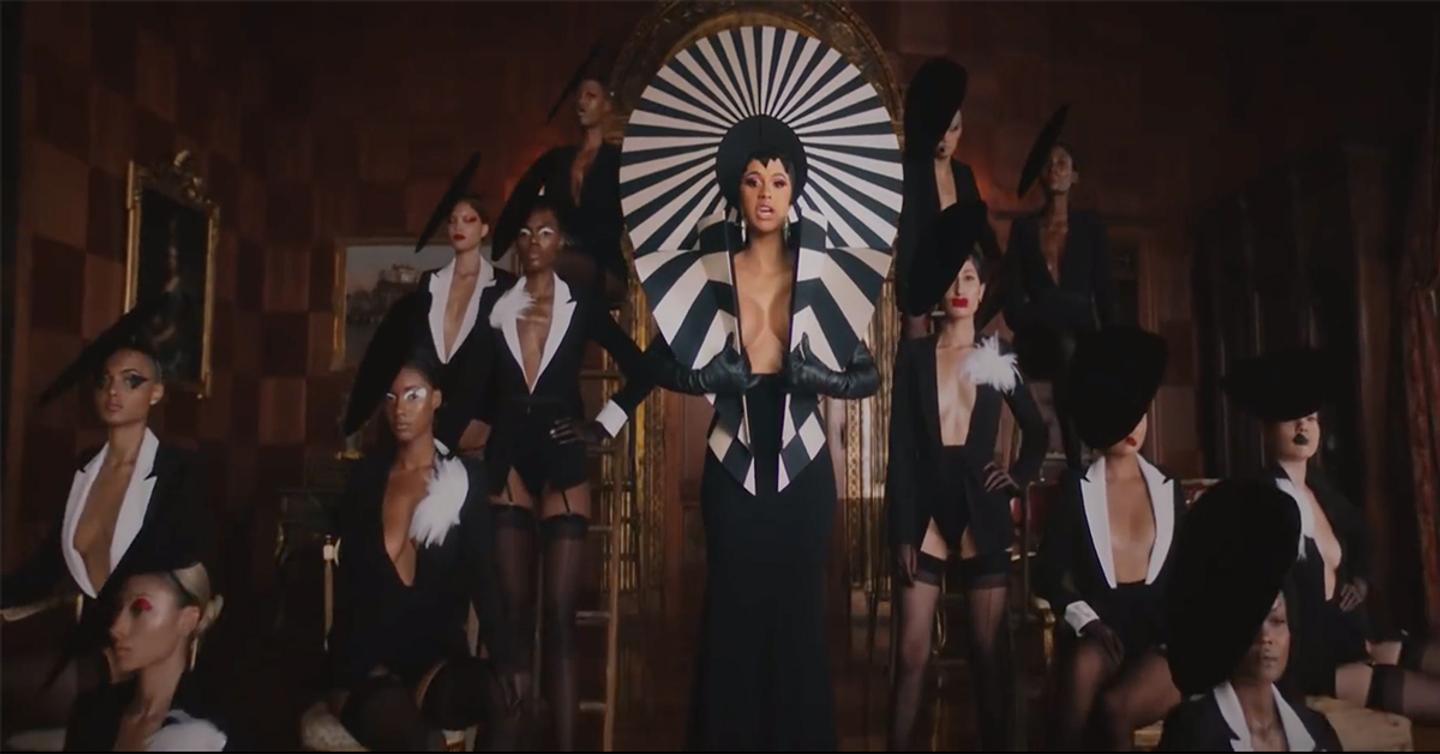 Стриптиз посреди банка и танцы на невидимом шесте в новом клипе Cardi B