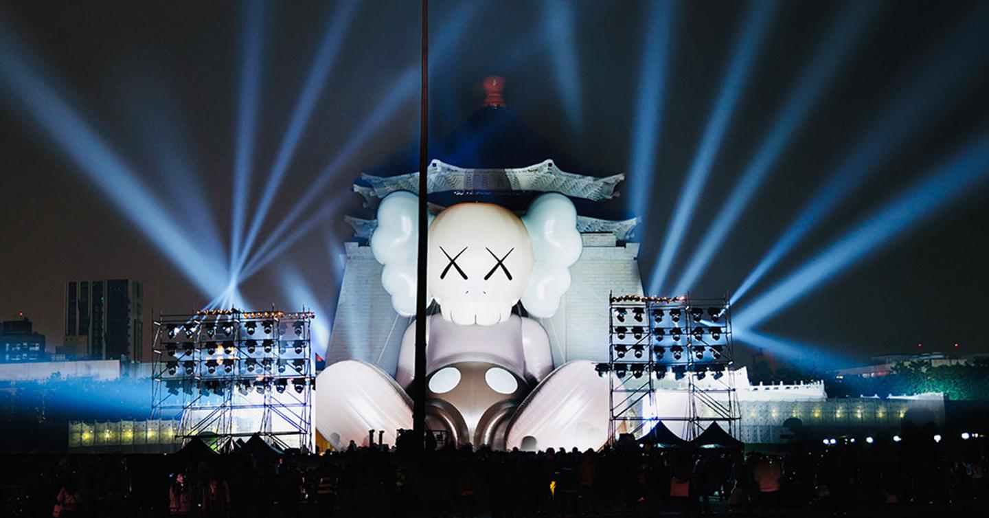 «KAWS на отдыхе»: Смотрите на самую высокую скульптуру компаньона