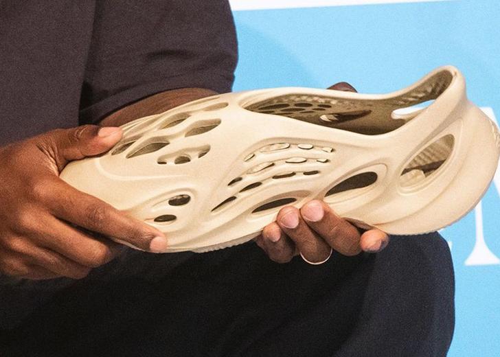 Канье Уэст показал «тапки» Yeezy. Они частично сделаны из водорослей