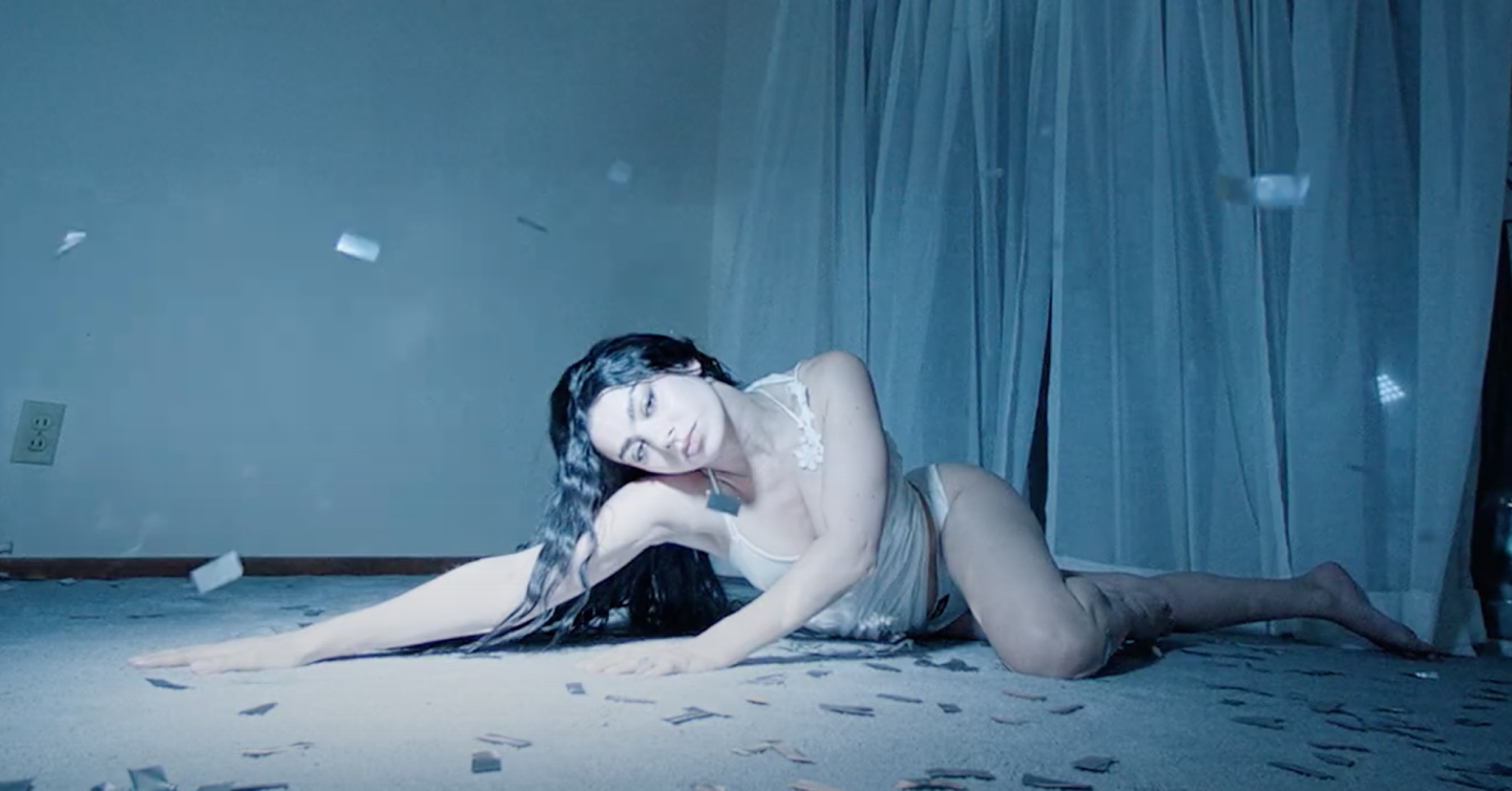 Кадр з кліпу Charli XCX party 4 u