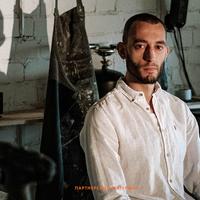 Это скульптор Вахан Авакян. Он создал для Киева вулкан из полимеров в домашних условиях