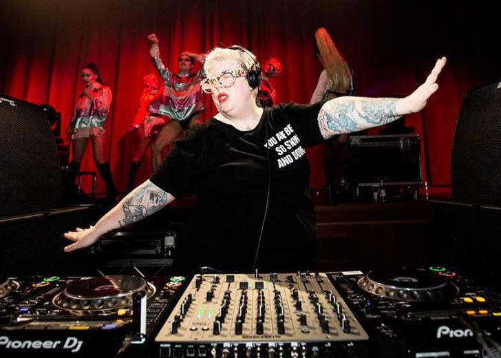 The Black Madonna изменила псевдоним. Она больше не Black