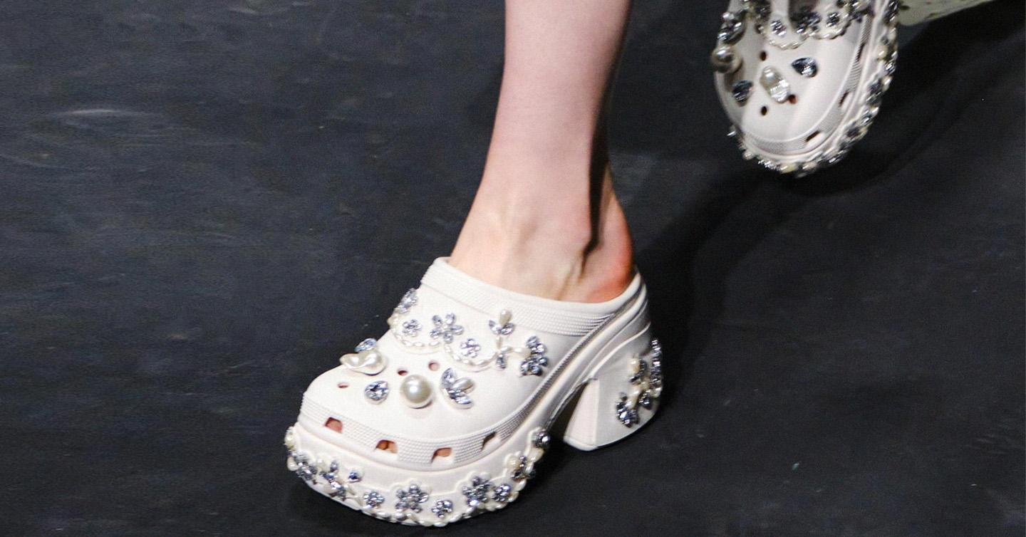 simone-rocha-crocs-cover-dtf-magazine (2) Клоги з колаборації Simone Rocha та Crocs
