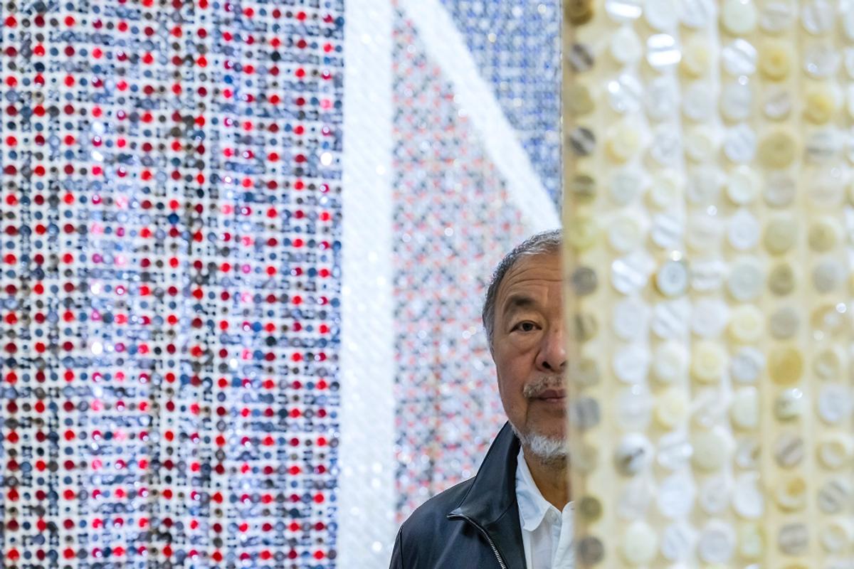 Ай Вейвей Button Up!