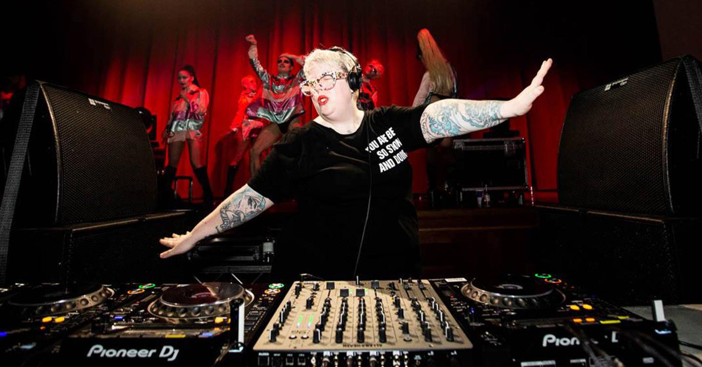 The Black Madonna изменила псевдоним. Она больше не Black