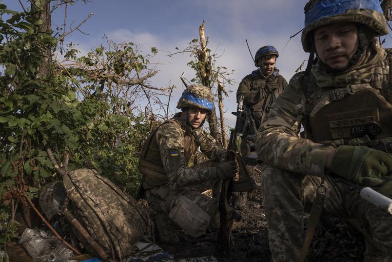 Українські військові у фільмі «2000 метрів до Андріївки». 