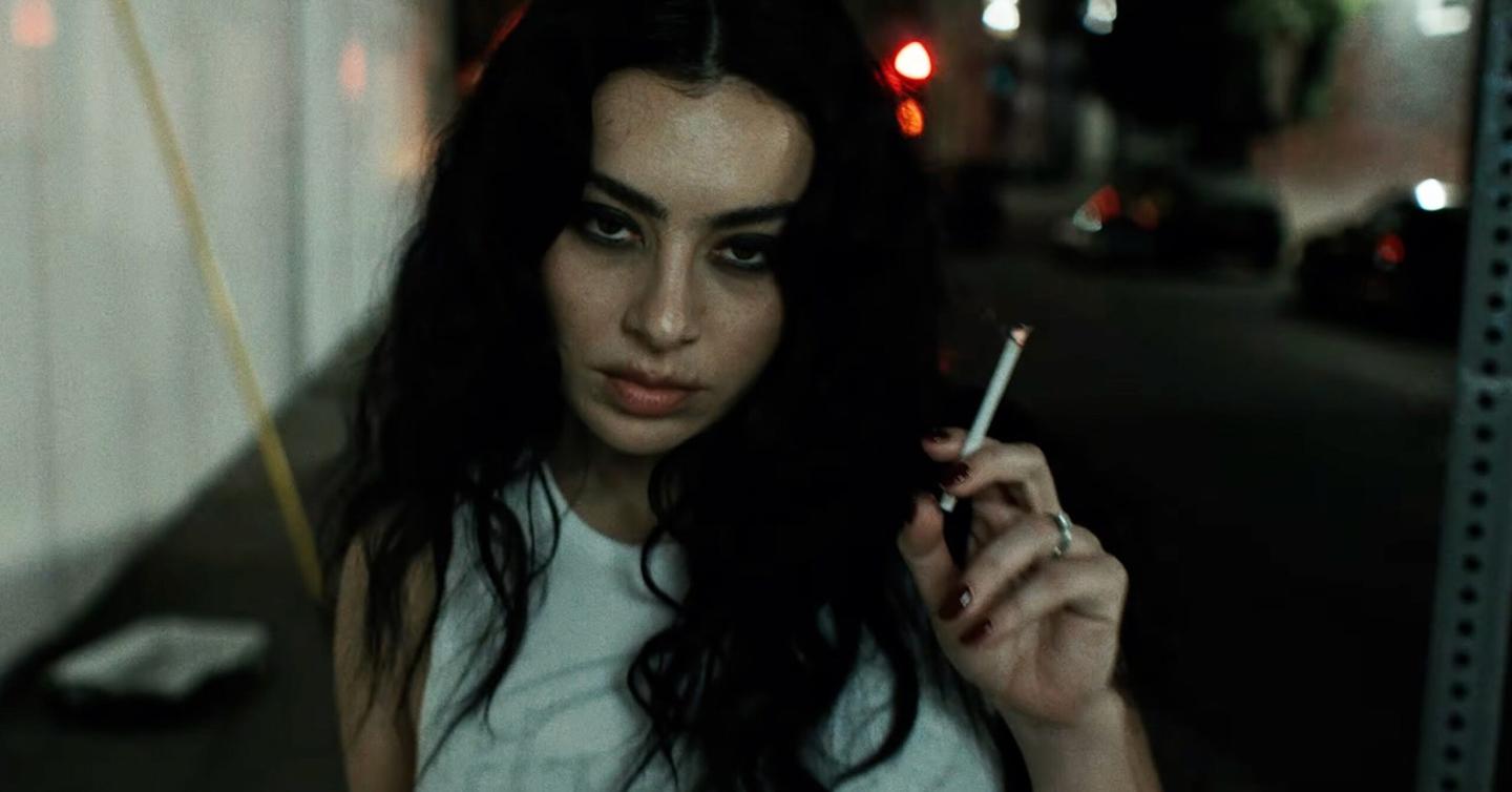 Charli XCX у кліпі Residue