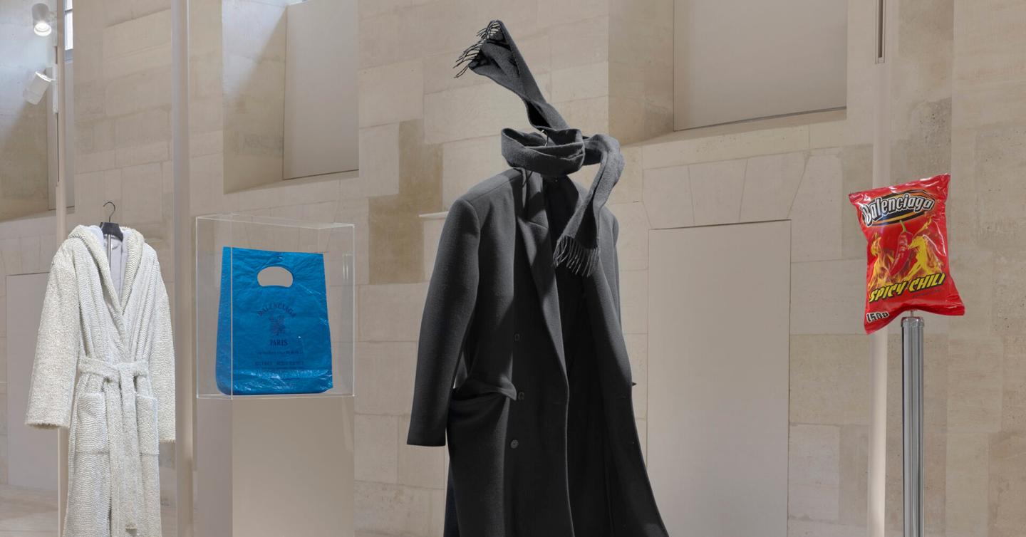 balenciaga-demna-exposition-cover-dtf-magazine Виставка робіт Демни Гвасалії в Balenciaga