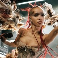 FKA twigs Шая Лабаф