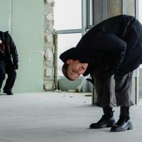 ‘Each of us is in his own territory of pain’. Sasha Kurmaz raises the issue of the memory of the dead in his performance