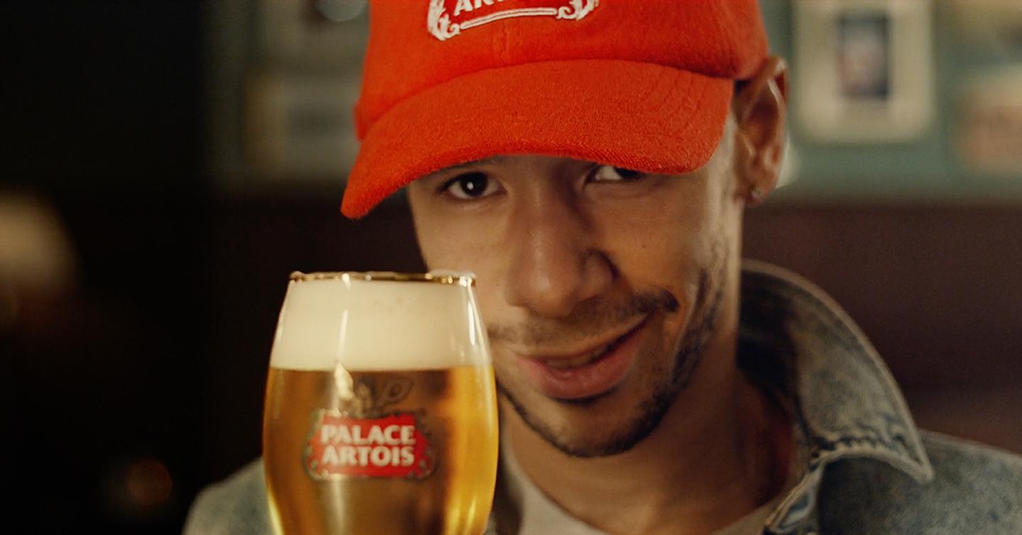 Первый взгляд: Лукбук коллаборации Palace и Stella Artois