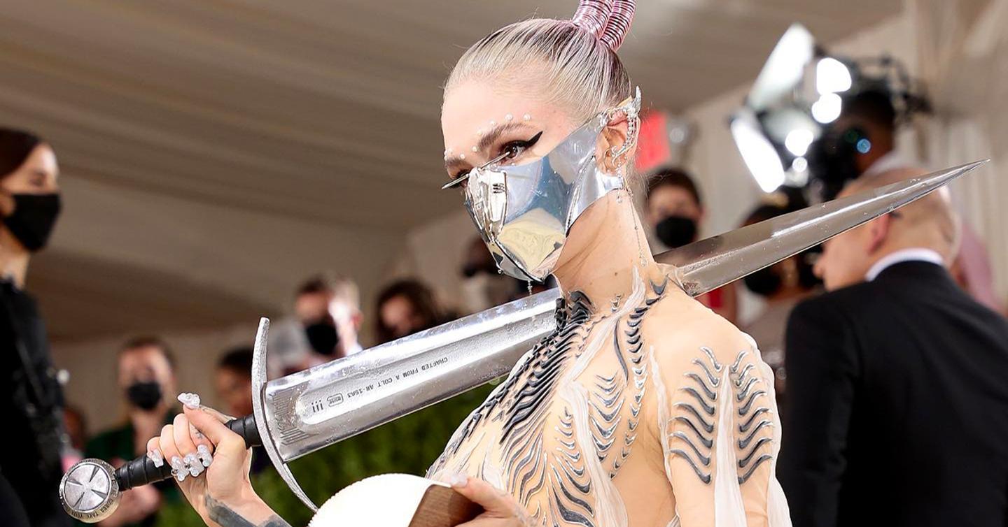 Меч Grimes на Met Gala сделан из винтовки. Это новый дроп от авторов «сатанинских» кроссовок Lil Nas X