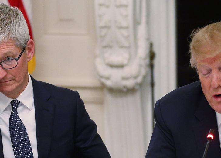 Трамп назвал главу Apple Тимом Эпплом. Как на это отреагировали в соцсетях и сам Кук