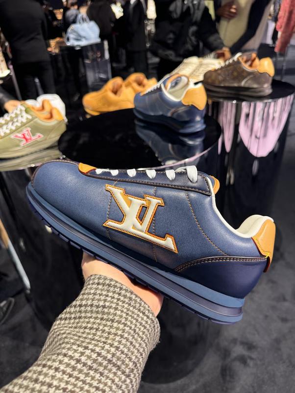 Масивні кросівки Louis Vuitton