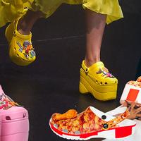 Как «уродливые» Crocs стали самой востребованной обувью 2020 года