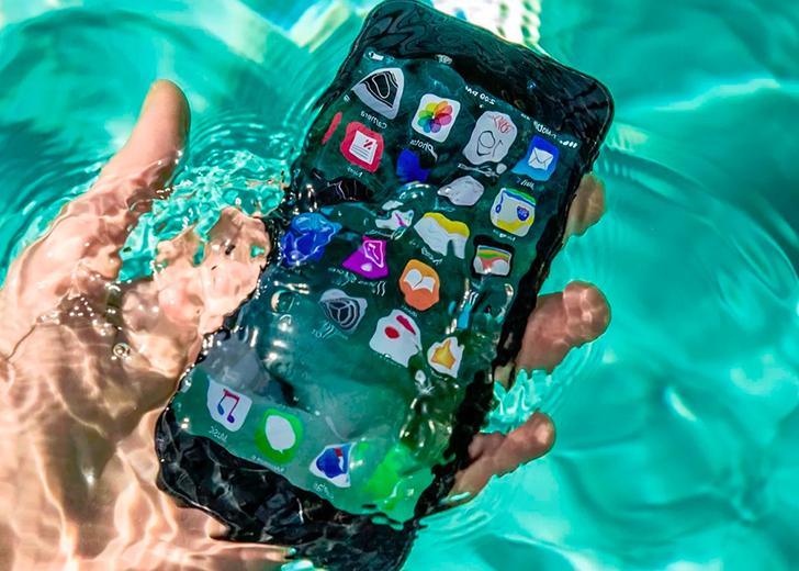 iphone-water-dtf-magazine Италия оштрафовала Apple за дезинформацию об iPhone