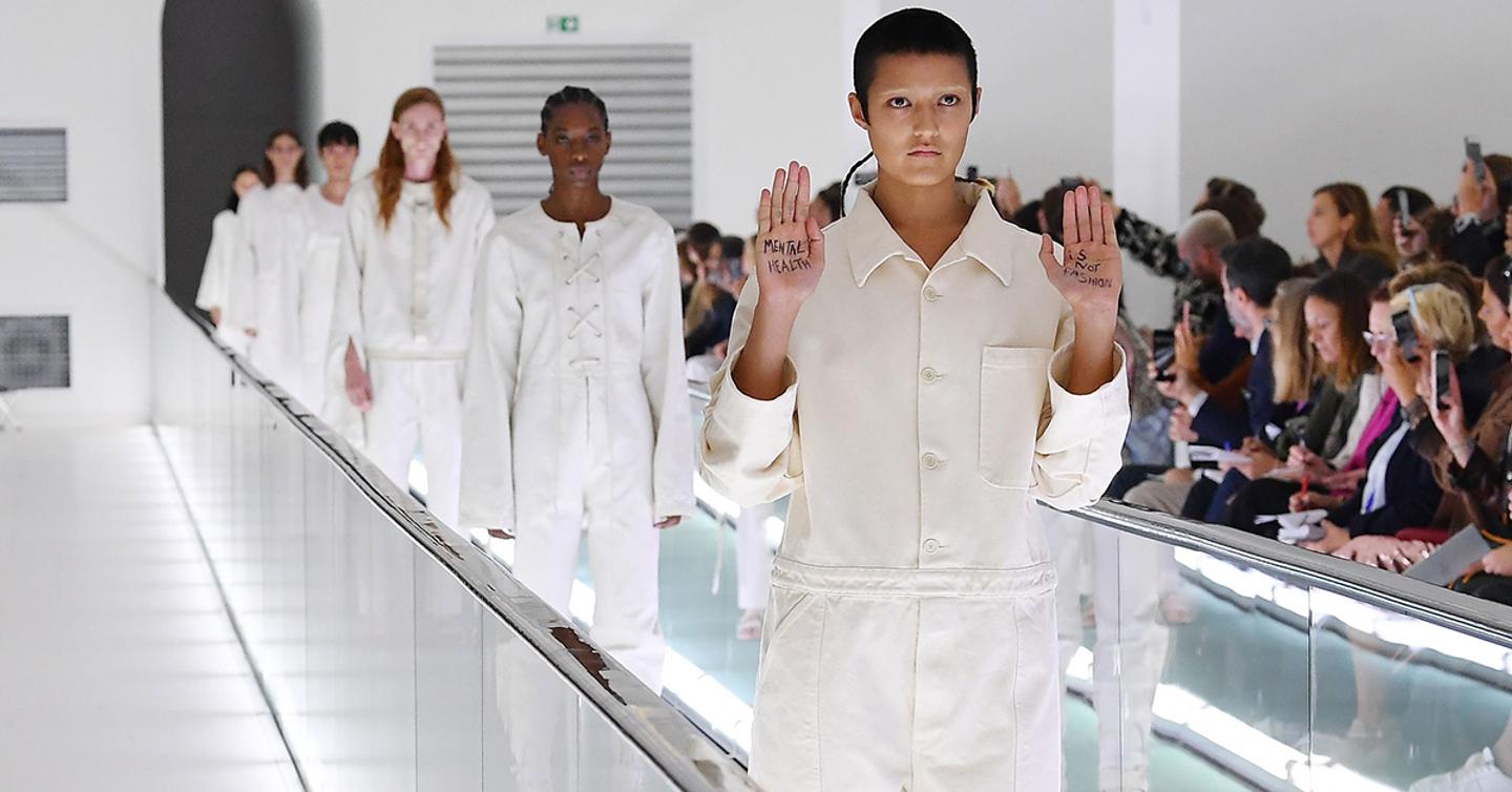gucci-controversy-dtf-magazine «Безумное» шоу: Модель устроила протест во время показа Gucci