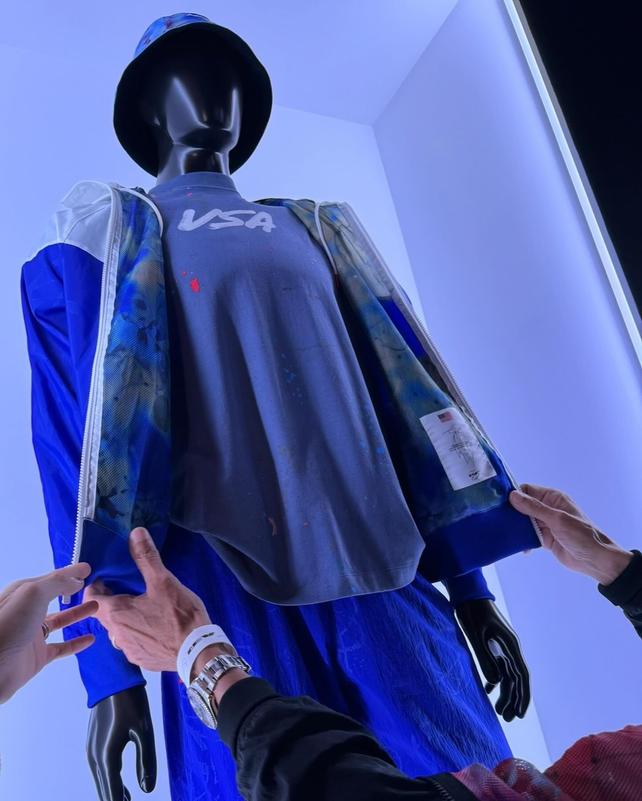 Лонгслив з колаборації Nike та Fututra