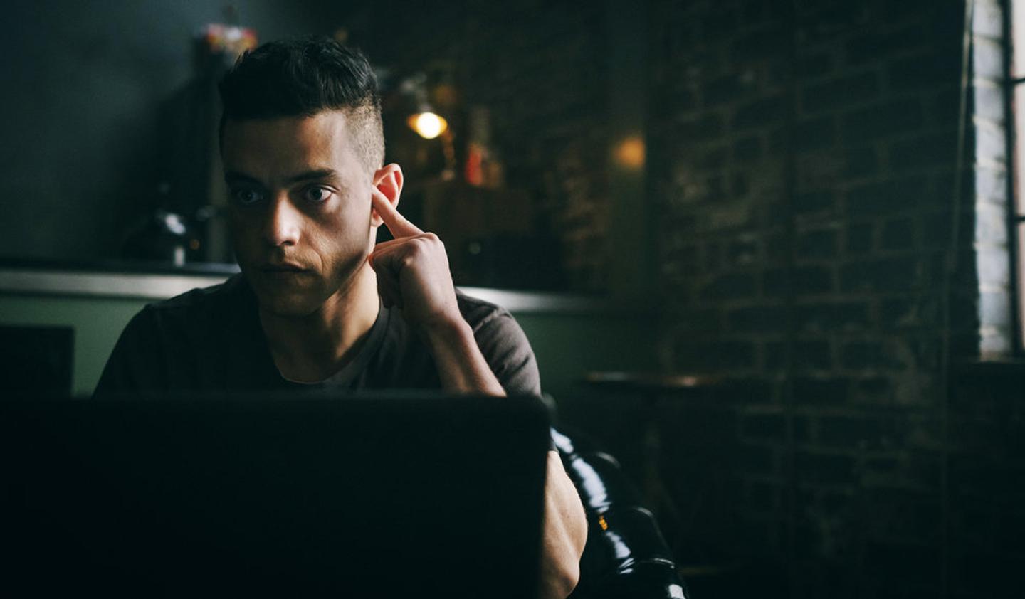 Mr. Robot - Season 2 9 главных текстов августа на DTF Magazine