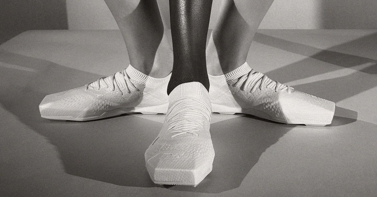 PUMA та Coperni випустили кросівки, натхненні монолітом, бетмобілем та футболом
