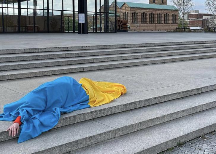 Maria Kulikovska relaunched her performance «254» in Berlin in support of Ukraine