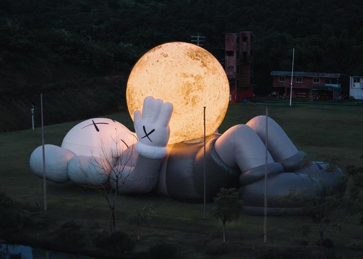 kaws-holiday-cover-dtf-magazine 11 скульптура KAWS з серії HOLIDAY