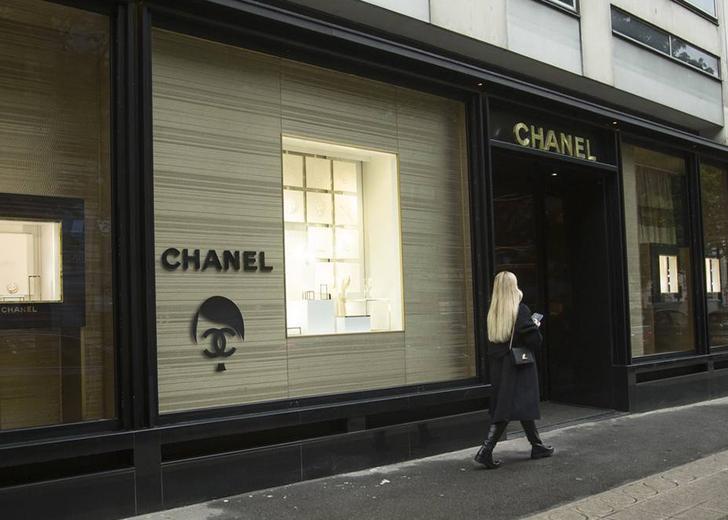 chanel-dtf-magazine У Парижі на магазинах Chanel з’явились наклейки з портретом Гітлера та логотипом бренду
