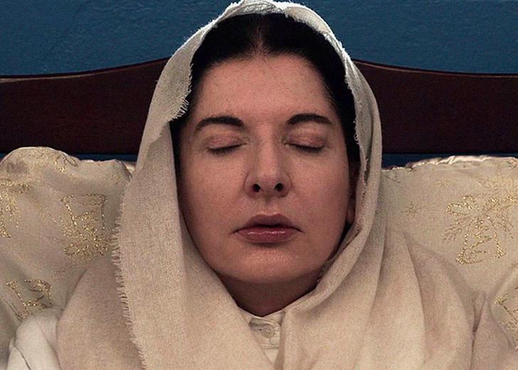 marina_abramovic_attacked_dtf_header Мужчина надел на Марину Абрамович картину с ее же изображением