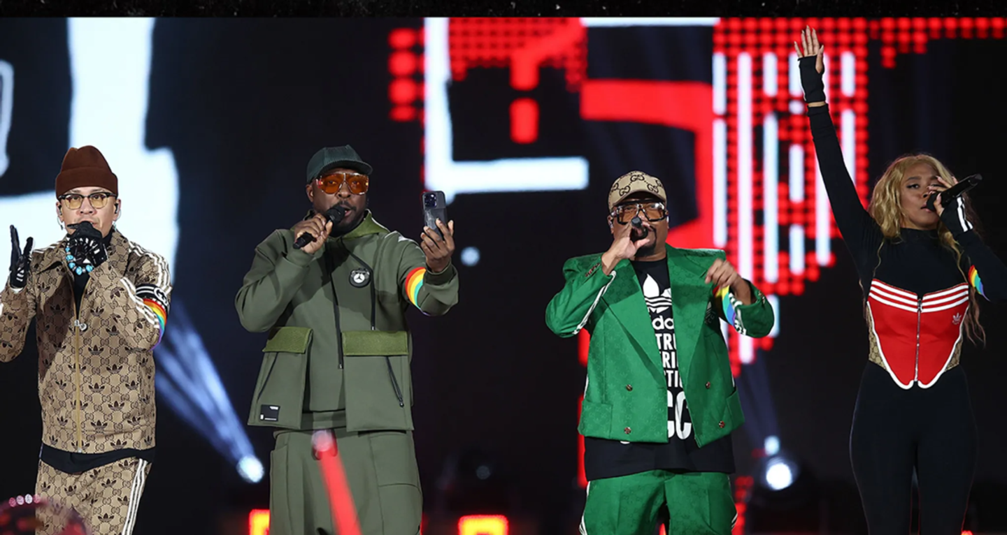 Black Eyed Peas виступили на польському гомофобному телеканалі з райдужними повʼязками