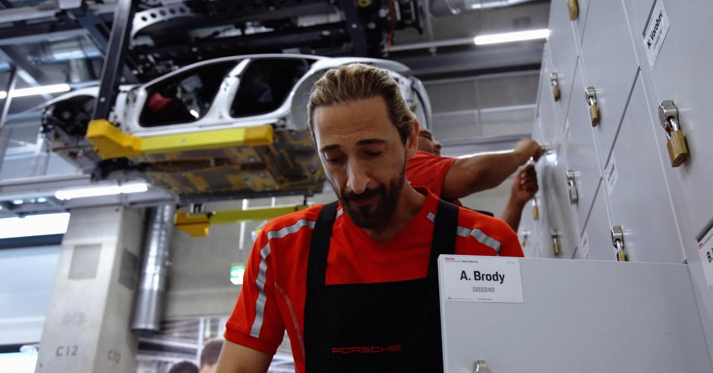 adrien-brody-porsche-cover-dtf-magazine Едрієн Броді стажувався на заводі Porsche