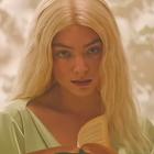 Медитация и сжигание шалфея в новом клипе Lorde