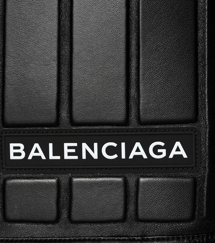 balenciaga_skirt_car_carpet_3