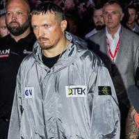 Олександр Усик у куртці Stone Island на стадіоні Вемблі