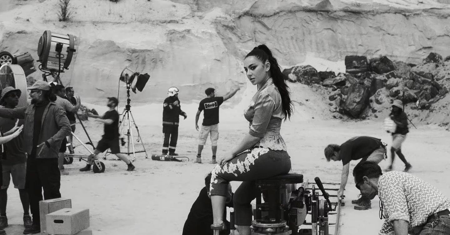 Кліп Camera Charli XCX, яка зіграє у фільмі Мартіна Скорсезе