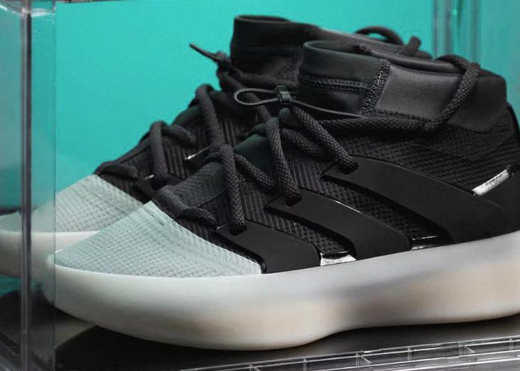 Перший погляд: Нові баскетбольні кросівки Fear of God та adidas