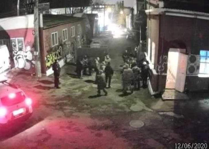 otel В киевский клуб Otel’ ворвались неизвестные в форме, выбив дверь