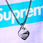 Жемчуг, брелки и сердца: Что вошло в коллаборацию Supreme и Tiffany & Co.