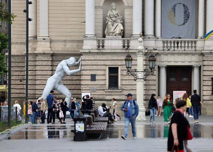 lviv dtf magazine У Львові біля Оперного театру встановили скульптуру італійського митця