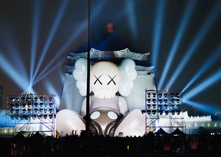 «KAWS на отдыхе»: Смотрите на самую высокую скульптуру компаньона