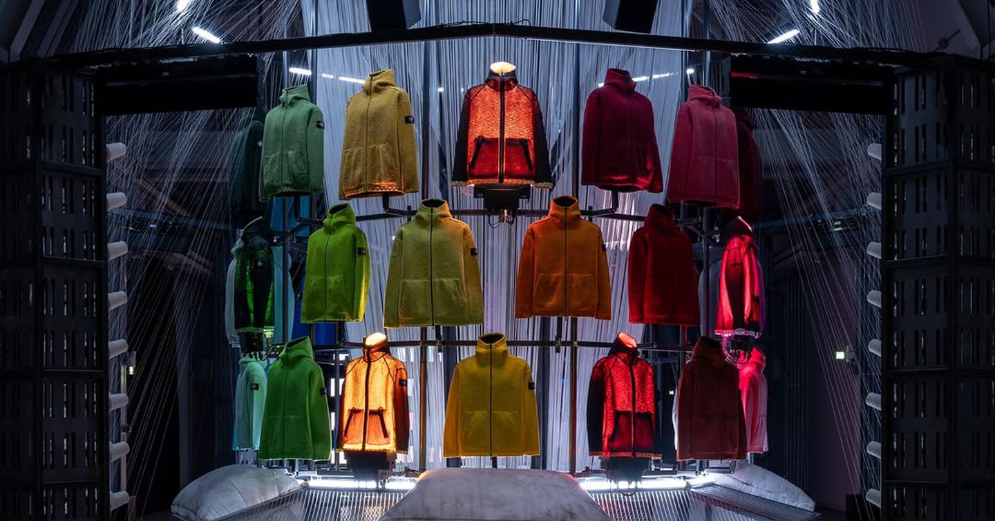 stone-island-milan-2026-dtf-magazine Повітряне ламінування вʼязаних речей: інсталяція Stone Island на Тижні моди в Мілані