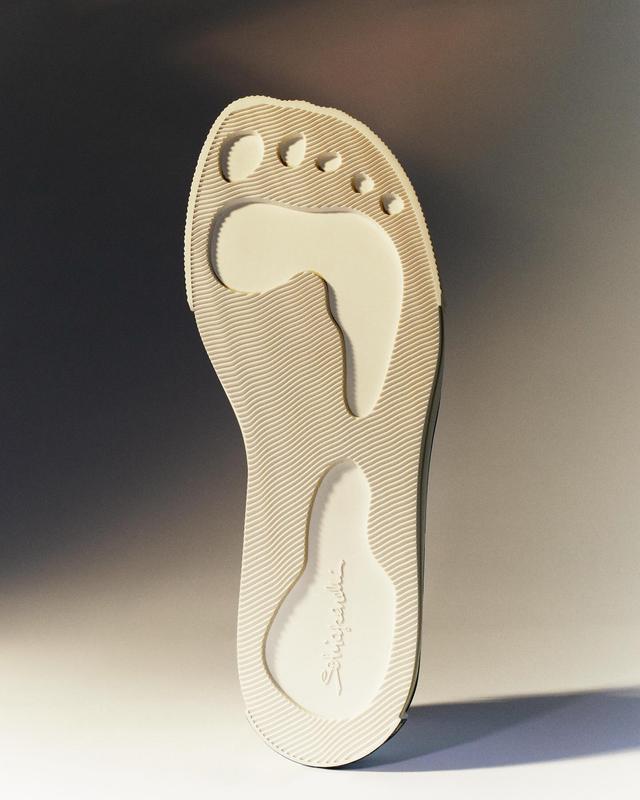 schiaparelli-sneakers-dtf-magazine Стопа напідошві Gold Toe Sneakers