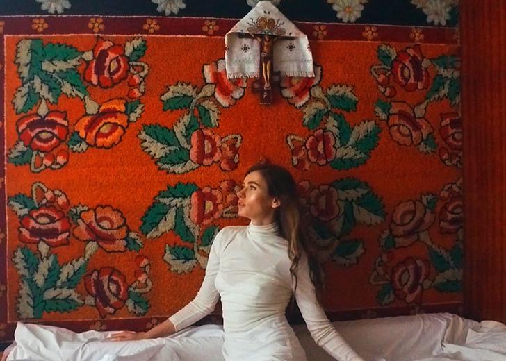 Смотрите клип Луны на песню «Поцелуи»