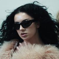 Charli XCX у кліпі 360