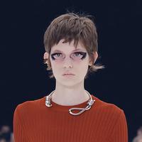 Givenchy раскритиковали за украшение-петлю