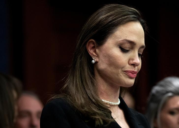 Angelina Jolie at the U.S. Capitol for the Violence Against Women Act in Washington Анджеліна Джолі розлучилася з Бредом Піттом через фізичні та моральні знущання