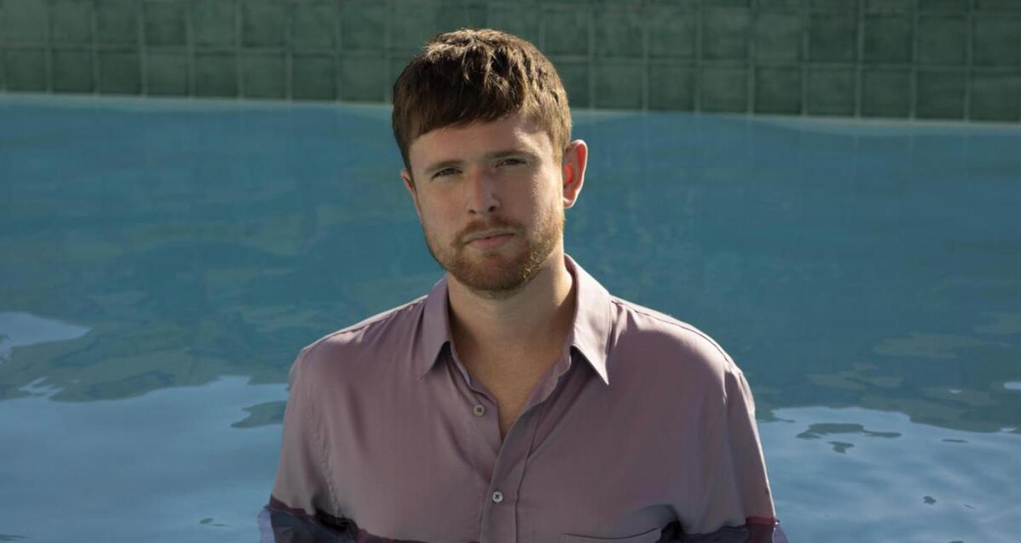 james blake dtf magazine Джеймс Блейк просыпается в реанимации и сбегает из больницы в новом клипе
