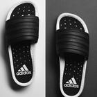 adidas выпустил пляжные тапки с подошвой BOOST