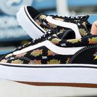 Новый челлендж: Зачем люди подбрасывают в воздух кеды Vans