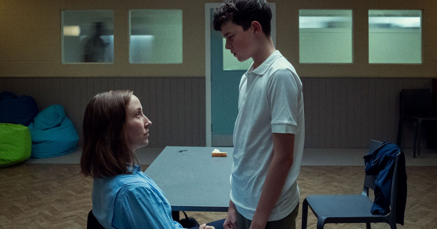adolescence-uk-schools-dtf-magazine Кадр з серіалу Netflix «Юнацтво» (Adolescence)