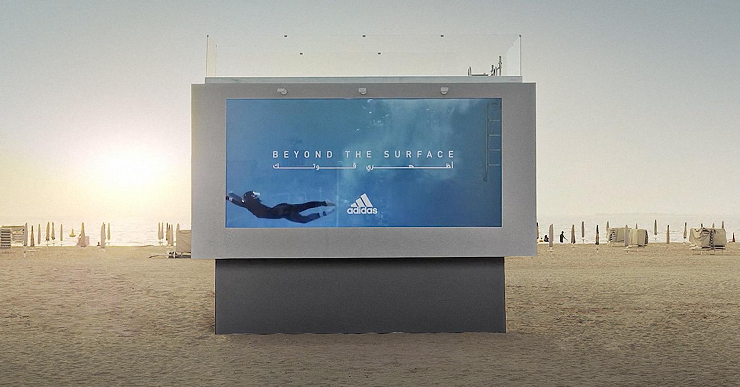 Зачем adidas установил «жидкий билборд» в Дубае